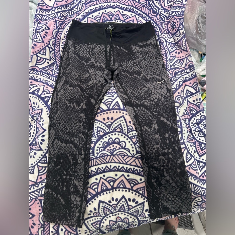 Last Call -Nike Dri- Fit Snakeskin Print Capri’s⭐️